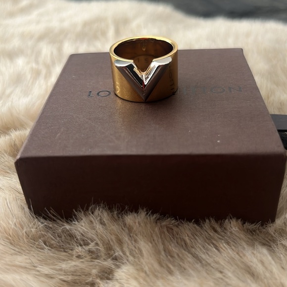 Louis Vuitton Bague Essential V Gold Tone / silver Ring - Picture 2 of 7